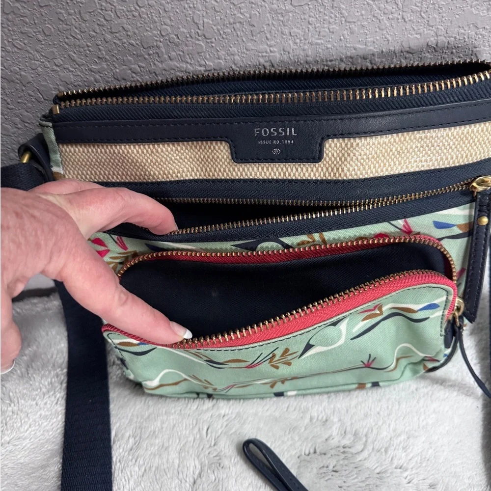 ‼️SALE‼️ $80 Fossil bag and wristlet wallet set~Excellent like new condition - Picture 6 of 12